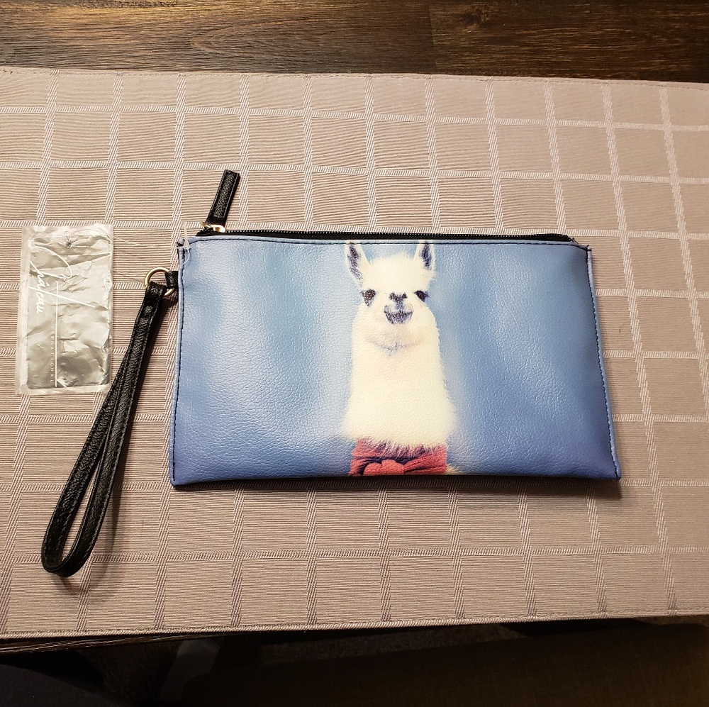*NWT* Adorable wristlet